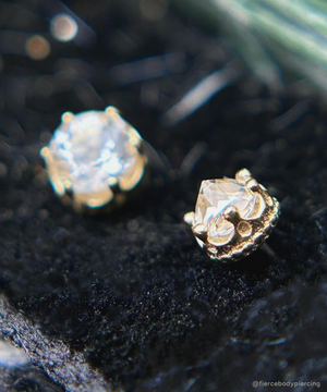 Yellow gold Queen Ends with reverse-set gem