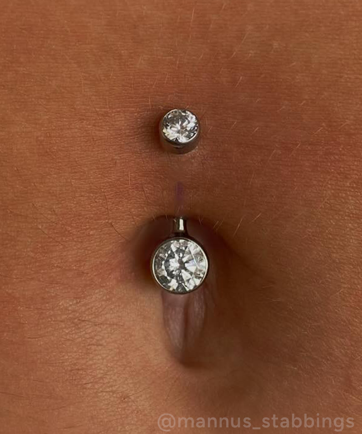 Navel piercing with bezel navel curve